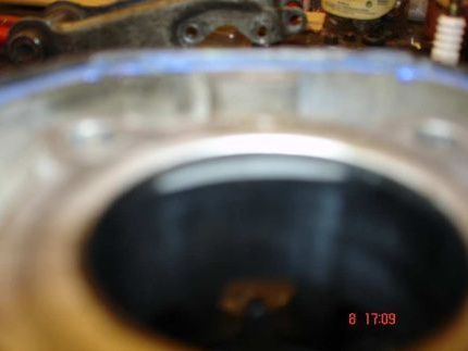 L’usure du nikelsil en haut du cylindre (en gris très clair il n’y a plus de nickelsil il ne reste que de l’aluminium)