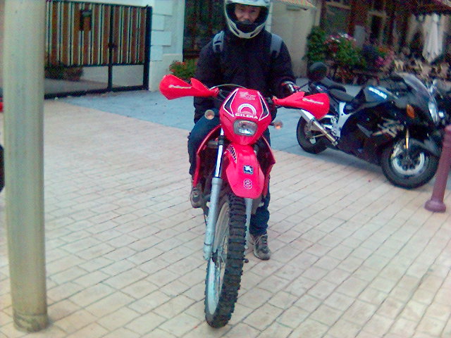 Alexandre sur sa moto en partant du bistrot